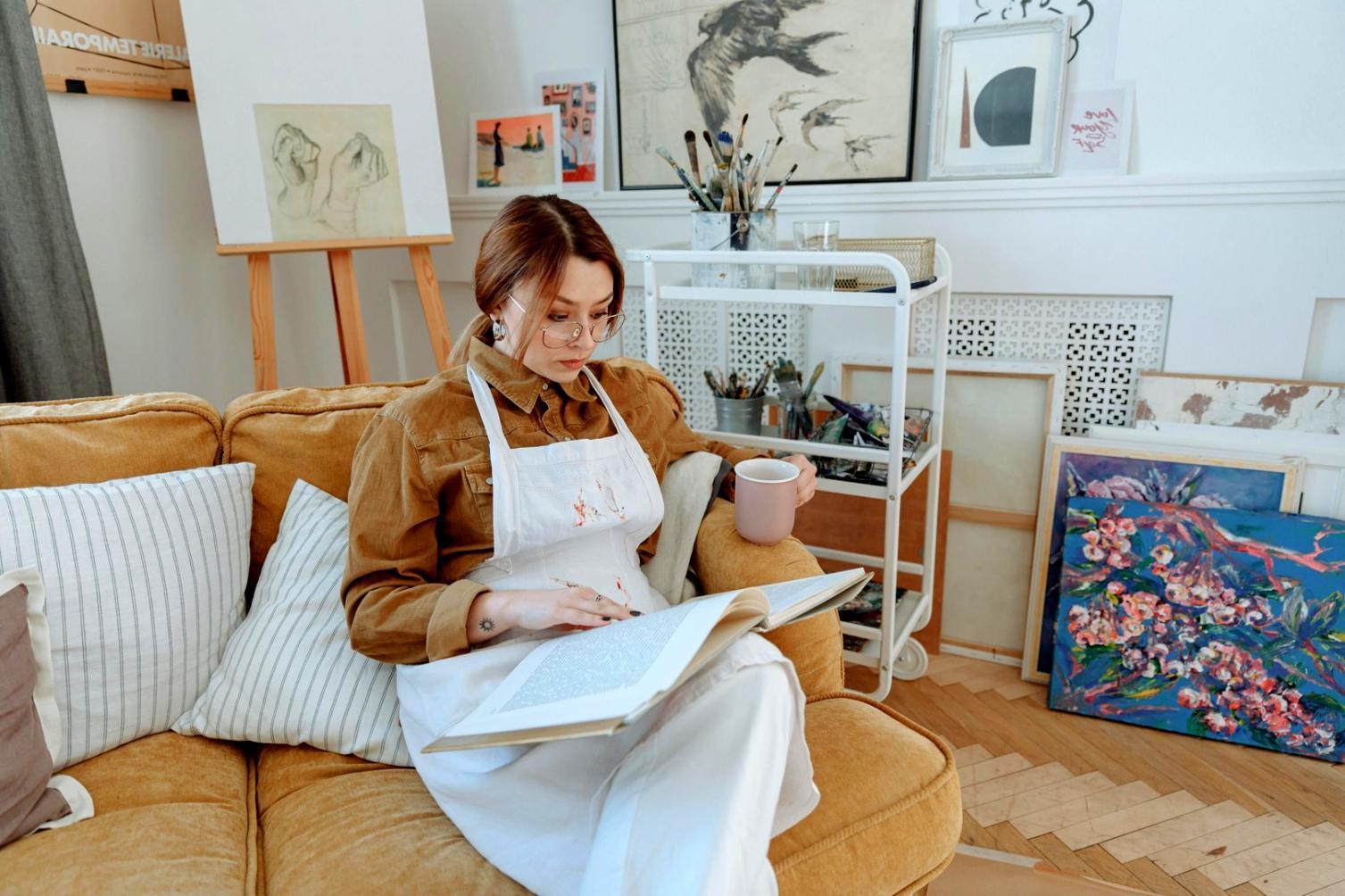 Студент працює над цифровим малюнком на планшеті